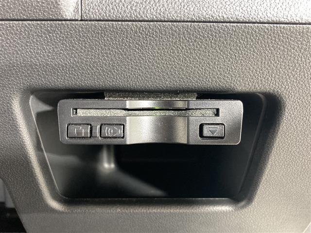 【ETC】有料道路を利用する際に料金所で停止することなく通過できる、ETC車載器（ノンストップ自動料金収受システム機器）が装備されています。セットアップを行うことで利用可能になります。