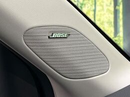 【BOSEサウンドシステム】メーカーオプションの高品位サウンドシステムを搭載。専用のチューニングが施された大小様々なスピーカーから良質なサウンドが奏でられ、臨場感あふれる音響空間を演出します。