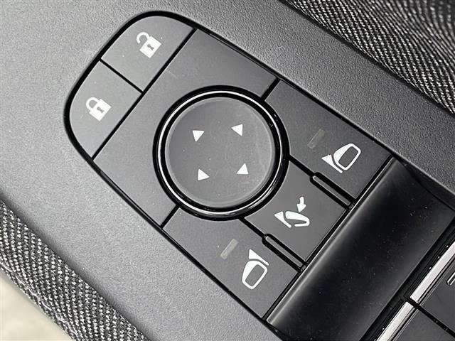 【電動格納ミラー】運転席のスイッチで、ドアミラーの開閉や角度の調整ができます。