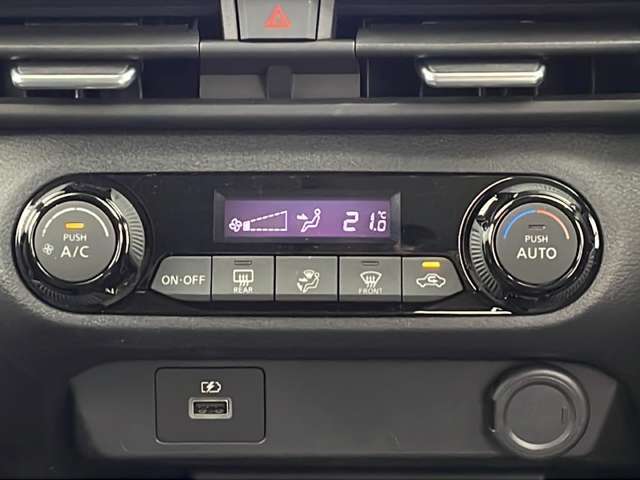 【オートエアコン】車内温度を感知して自動で温度調整をしてくれるのでいつでも快適な車内空間を創り上げます！