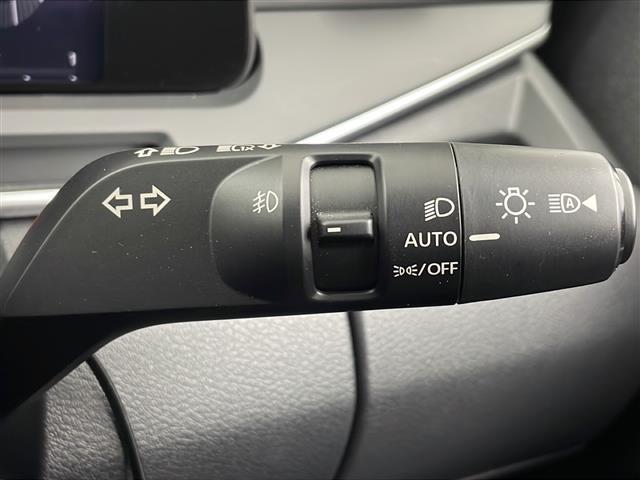 【オートライト（AUTO）】外の明るさをシステムが感知して、自動でヘッドライトが点灯します！ヘッドライトをつけ忘れを防ぐ便利機能です。
