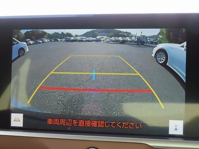 バックモニター付きでガイドラインがモニターに表示され、車庫入れや縦列駐車などの際に役立ちます！