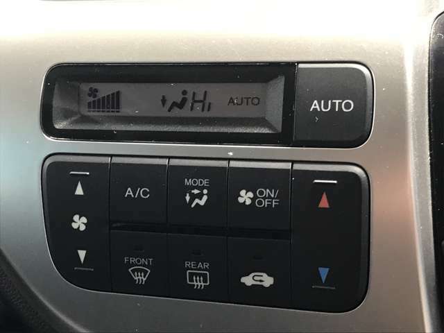 【オートエアコン】　車内の空調はとても重要なポイントですよね！自動で快適な室内空調を提供してくれます♪調整必要が無いので便利です♪