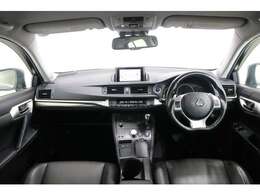 内装カラーは人気の黒系です。内装各部のパーツが使いやすい配置です。高級感満載の乗り心地が良い装備になっております！