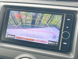 【バックカメラ】駐車時に後方がリアルタイム映像で確認できます。大型商業施設や立体駐車場での駐車時や、夜間のバック時に大活躍！運転スキルに関わらず、今や必須となった装備のひとつです！