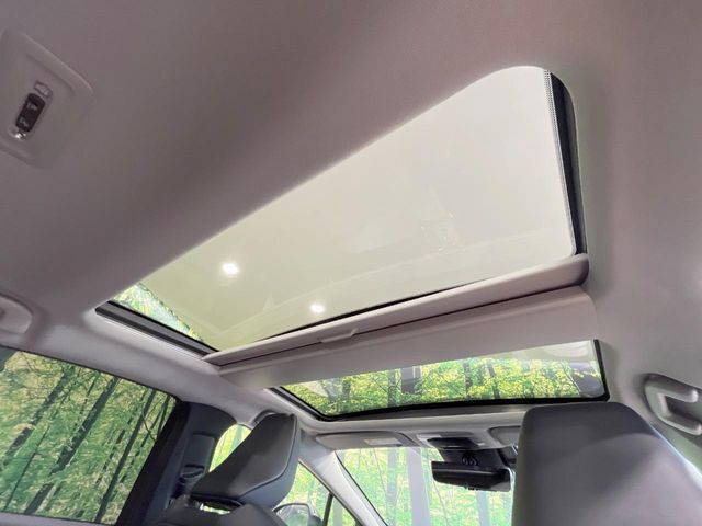 【パノラマルーフ】大型のガラスルーフ搭載で車内の解放感が一気にアップ！開放的なドライブをお楽しみいただけます。