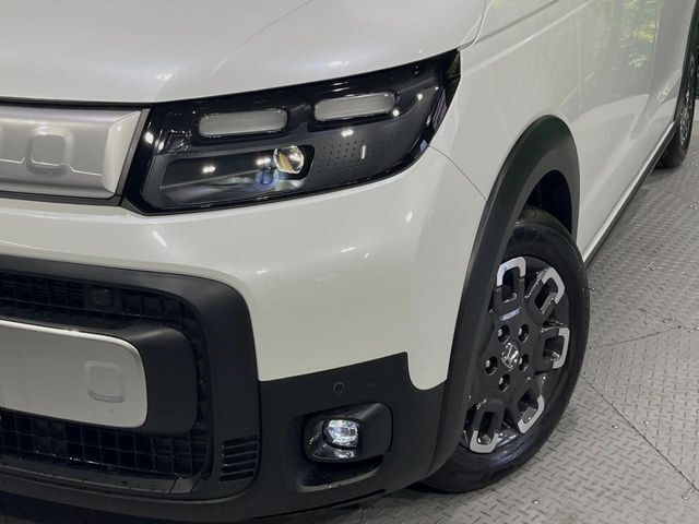 【LEDヘッドライト】悪天候や夜間走行時も良好な視界を確保し安心して運転できる高輝度LEDヘッドライトを装備！点灯速度が早く、消費電力も抑えられています。