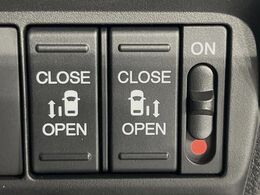 【両側パワースライドドア】スマートキーや運転席のスイッチで後席両側スライドドアの開閉が可能♪電動だから力を入れてドアを開ける必要が無く、小さなお子様でも簡単に開け閉めでき快適です♪