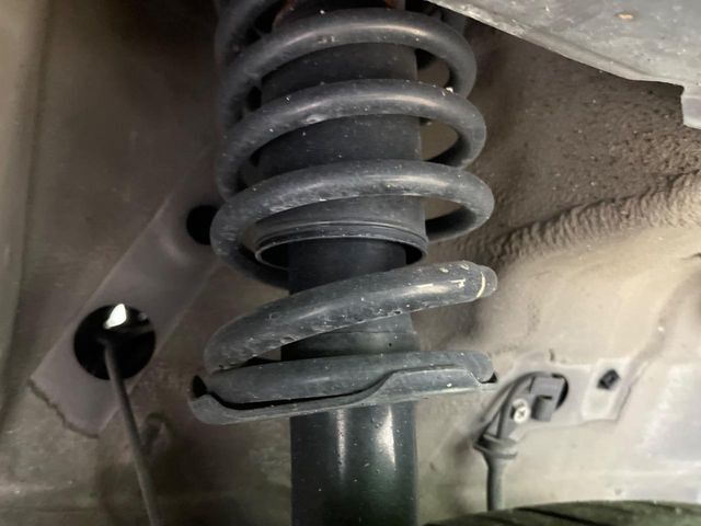 お車を安心してお乗りいただく為には、足回りの定期点検が欠かせません。サービスサポート（有償保証）では無料点検もご提供しており、安心のカーライフをお過ごしいただけるサポート体制が整っています。