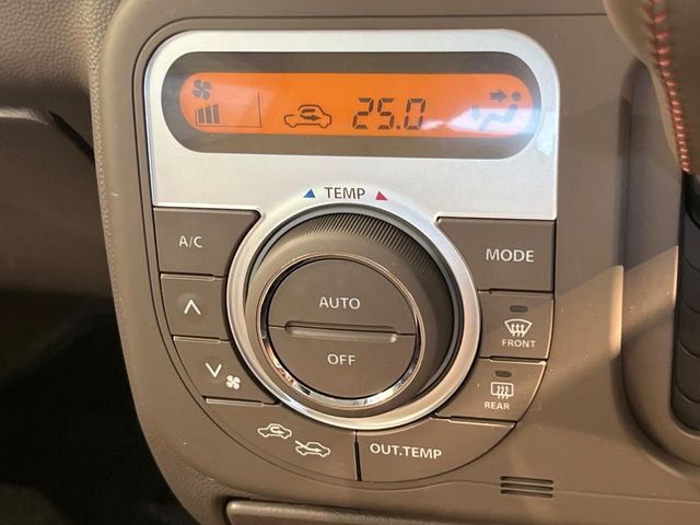 【オートエアコン】一度お好みの温度に設定すれば、車内の温度を検知し風量や温度を自動で調整。暑い…寒い…と何度もスイッチ操作をする必要はありません。快適な車内空間には必須の機能ですね♪
