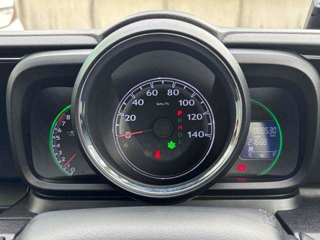 メーター周りの様子です。中央部にスピードメーターがあるため見やすい設計となっております。