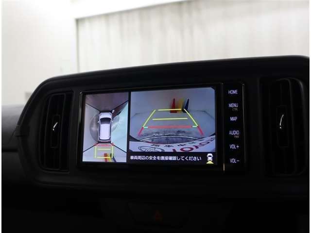 車体の前後左右に設置されたカメラにより、リアルタイムで安全確認ができるところが大きな魅力。十字路や駐車場、狭い路地での走行など、死角ができやすい場面で力を発揮します。