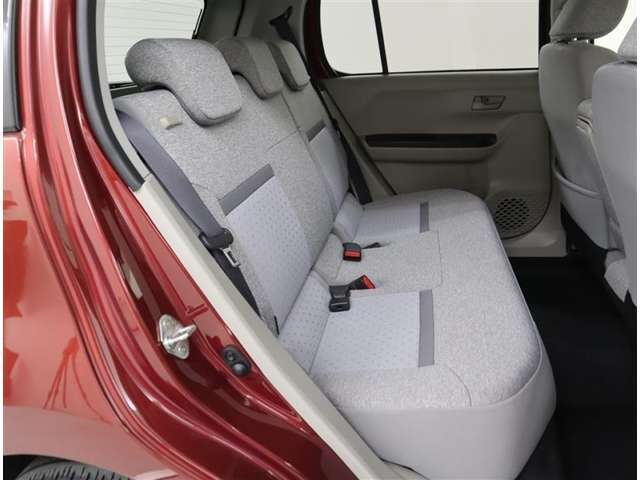 見えないところまで徹底洗浄！中古車をキレイで気持ちよくお乗りいただけるよう、トヨタ認定中古車はしっかりクリーニング。エンジンルームやシートを外した洗浄まで目に見えないところまで徹底的に洗浄しています。