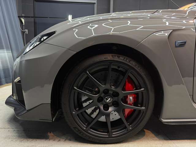 フロントタイヤ：255/35R19