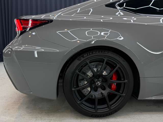 リヤタイヤ：275/35R19
