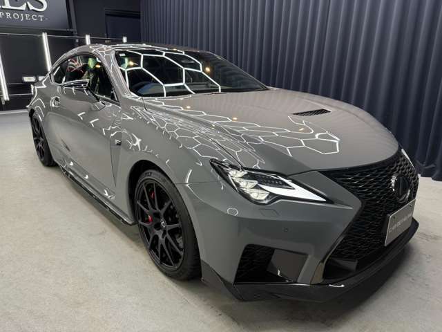 下部のスプリッター形状はエアロ効果と視覚的な“重さ”を両立し、車両全体に地に足のついた安定感とスポーティな緊張感