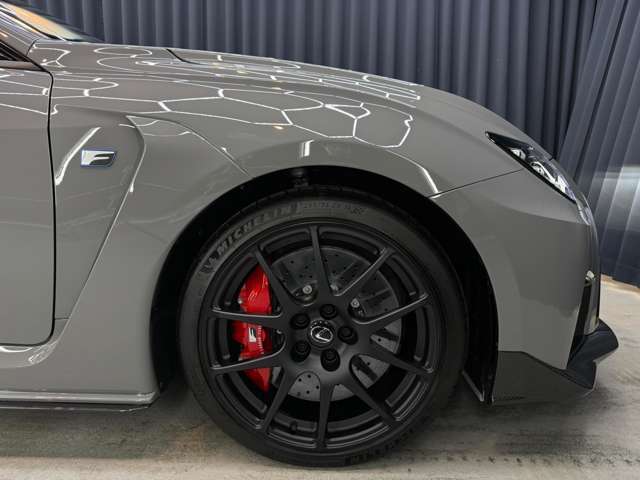 フロントタイヤ：255/35R19