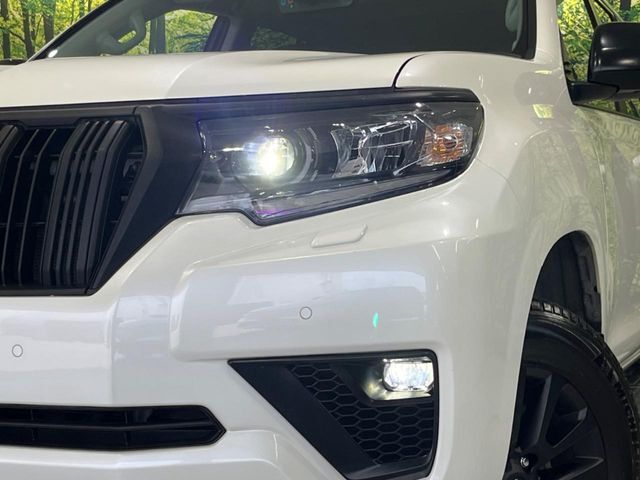 【LEDヘッドライト】悪天候や夜間走行時も良好な視界を確保し安心して運転できる高輝度LEDヘッドライトを装備！点灯速度が早く、消費電力も抑えられています。