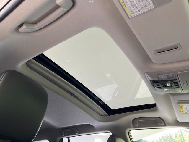 【サンルーフ】開放感たっぷりの希少装備、サンルーフが装着されています！車内に明かりを取り入れたり景色を楽しむ以外にも、車内の空気も簡単に換気できて快適です！