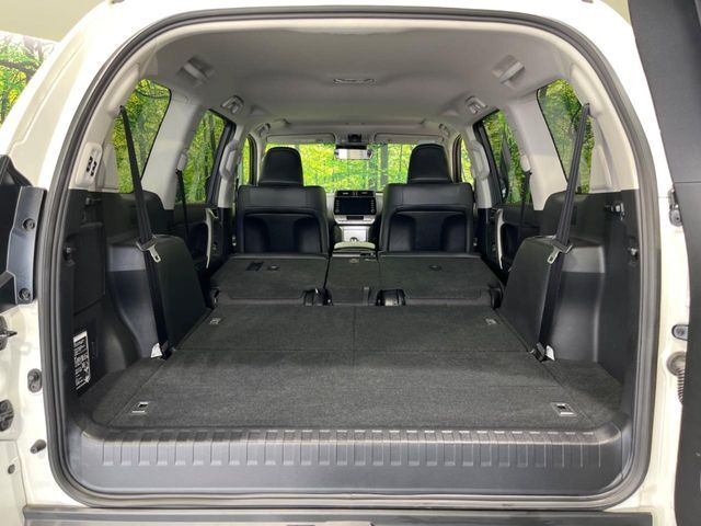 積み下ろしのしやすいデッキにはたっぷりと荷物を積み込んでいただけます。遊びから仕事まで、様々なシーンで頼れます♪