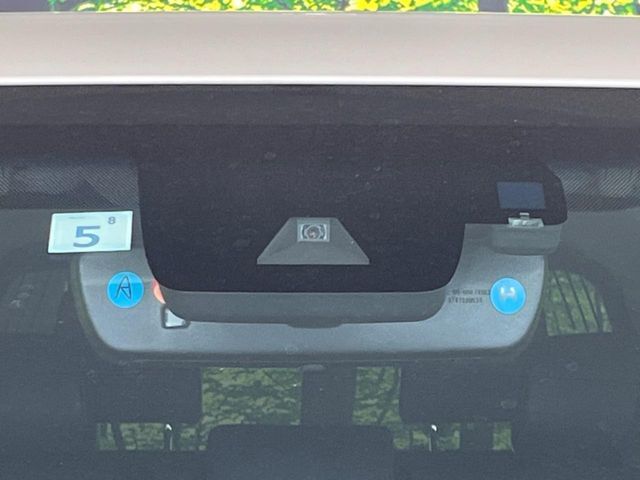 【プリクラッシュセーフティ】前方の車両等を検知し、衝突しそうな時は警報で注意を促し、ブレーキを踏む力をサポート。ブレーキを踏めなかった場合は衝突被害軽減ブレーキが作動、衝突回避をサポートします。