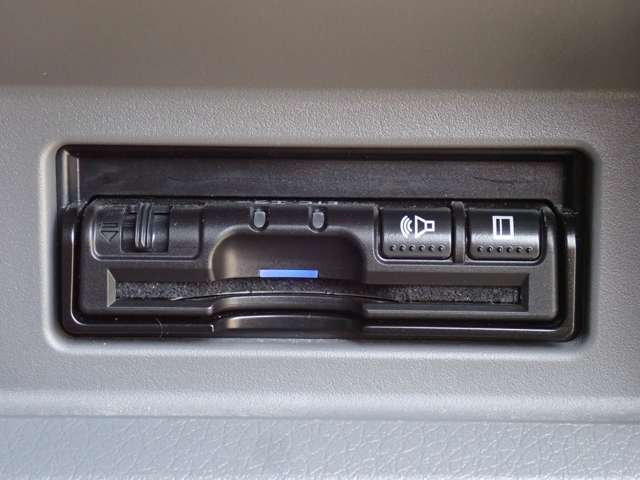 純正ETC車載器（ビルトインタイプ）が装備されています。