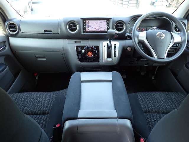 運転席エアバッグ/ABS/インテリジェントキー/イモビライザー/純正ETC/電動格納式ドアミラー/VDC（横滑り防止機能）/フロントオートエアコン/リヤクーラー/リヤヒーターが装備されています。