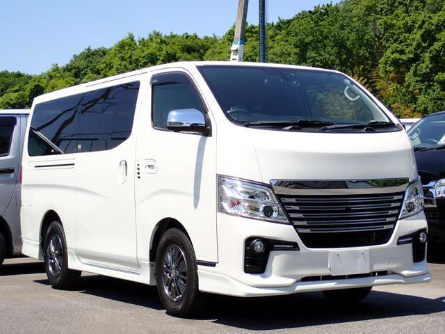 アラウンドビューモニター/エマージェンシーブレーキ/VDC/LEDヘッドランプ/プライバシーガラス/フルエアロ/ライダー専用プラスチックバイザー＆15インチアルミが装備されています。