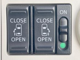 【両側パワースライドドア】スマートキーや運転席のスイッチで後席両側スライドドアの開閉が可能♪電動だから力を入れてドアを開ける必要が無く、小さなお子様でも簡単に開け閉めでき快適です♪