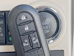 【キーフリーシステム】カバンやポケットに入れたままでもドアの施錠・解錠が可能なスマートキーを装備。エンジンのオン・オフ時もカギを取り出す必要が無いからとっても便利です♪