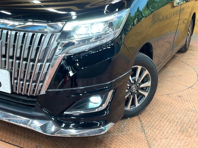 【LEDヘッドライト】悪天候や夜間走行時も良好な視界を確保し安心して運転できる高輝度LEDヘッドライトを装備！点灯速度が早く、消費電力も抑えられています。