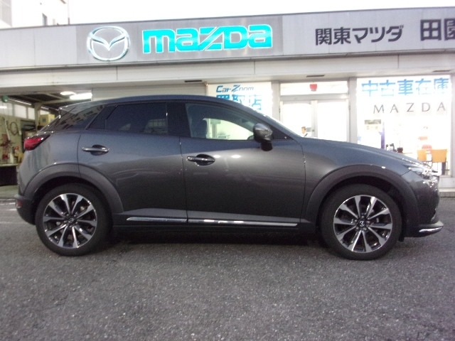 人の手で丁寧に想いを込めて造形を突き詰め、CX-3では、無駄をそぎ落としてプロポーションを研ぎ澄まし、命を感じる美しさをよりシャープに表現しました！！マツダの鼓動デザインをお楽しみ下さいませ！！