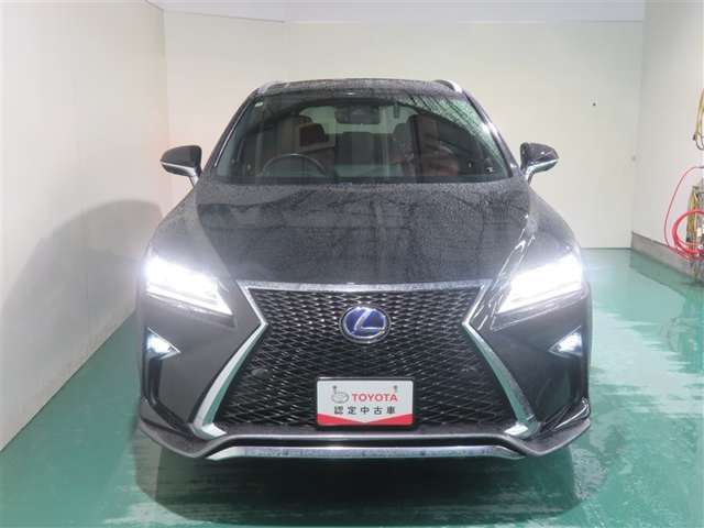 明度の高いLEDヘッドライトで、夜間の運転も安心です。