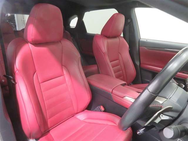 本革素材使用のドライブシート。電動でリクライニング操作ができるパワーシート機能を使用できます。