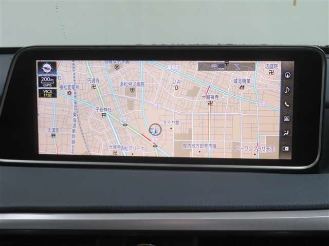 ワイド画面で使いやすい純正ナビ。ブルーレイディスク再生も可能です。