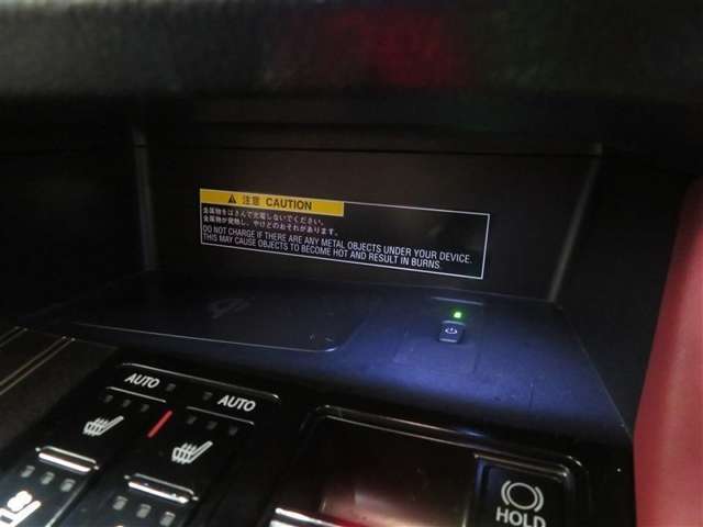 スマートフォンのワイヤレス充電機能を搭載しています。