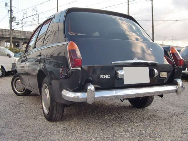 昭和を感じさせるモデルです-街で出会う事も無く皆が振り向いてしまうカスタムカーです。