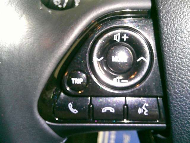 ステアリングスイッチ付きです！ハンドルから手を離さずにオーディオ操作ができて安全で便利です♪