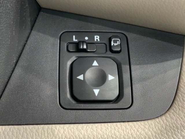 狭い駐車場で便利な電動格納ドアミラーが付いています。