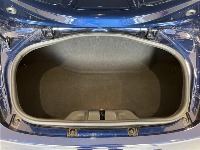 LIBERALAでは多種多様の車種をご用意させていただいております。お客様がご納得いくまで、そのお車の持つ特性を五感すべてで感じ取っていただける場をご提供します。