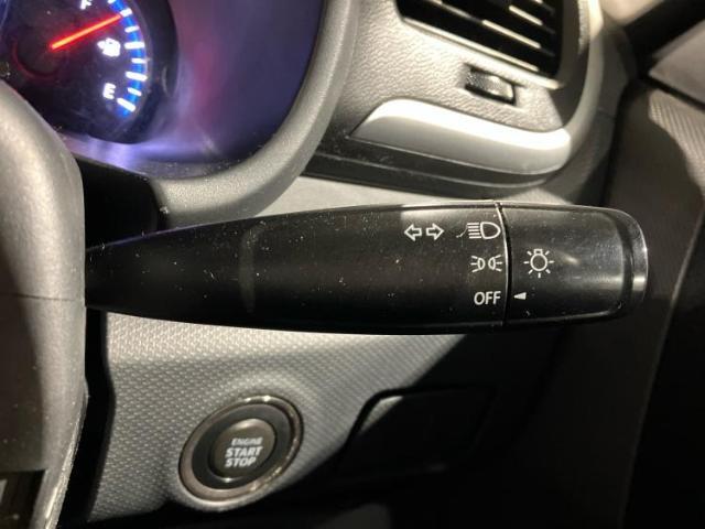 WECARSの展示場では実際に見て、触ってお車をお選びいただけます！知識の豊富な営業スタッフが様々なカーライフをご提案いたします！