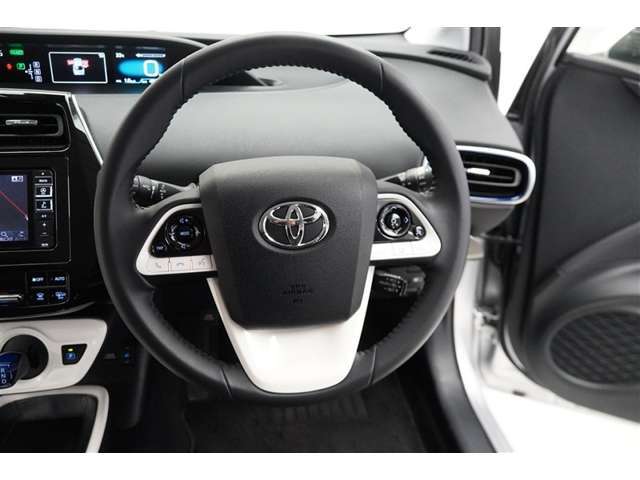 ハンドルから手をはなさずにオーディオ操作ができる便利なステアリングスイッチです。