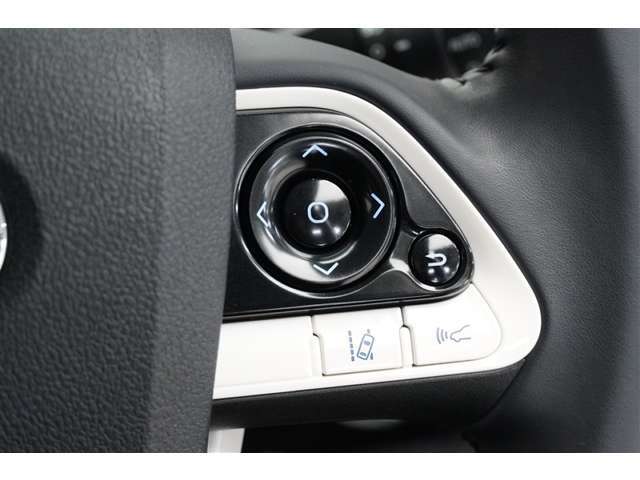 右側のステアリングスイッチです。