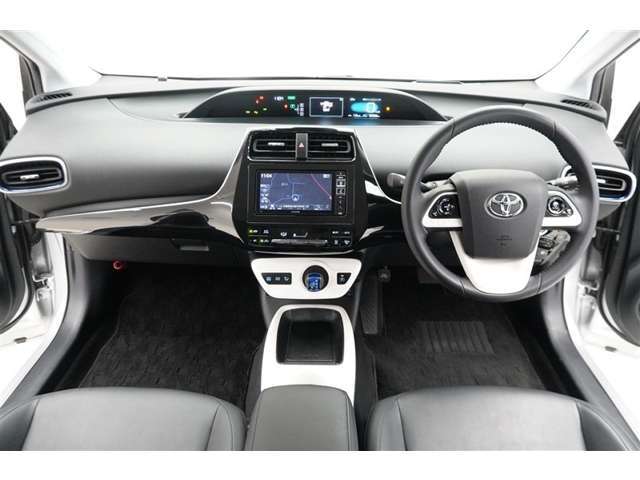 すっきりまとめられた視認性の良いインパネ周りです。操作スイッチも使用しやすい位置に配置されています。