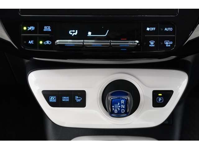 シフトレバー周りです。