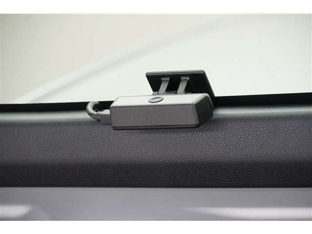 ドライブレコーダーは前後に装着しています。