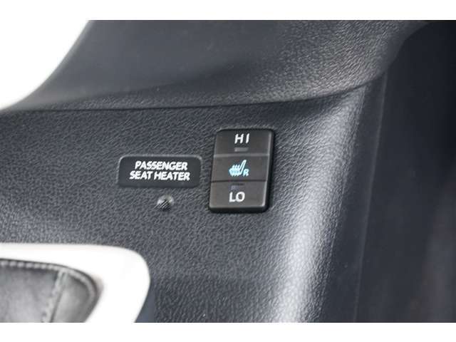 寒い日はすぐにあたたかくなるシートヒーターは重宝します。暖房を控えめにすることで燃費の向上にもなります。車内の空気が汚れたり乾燥したりする心配も減ります。