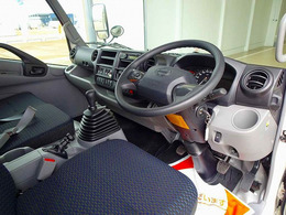 AC PS PW SRS ABS 集中ドアロック 左電格ミラー AM/FM バックモニター ESスタート 車線逸脱警報装置 PCS アイドリングストップ フォグランプ TRC 電動パーキングブレーキ