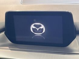 【メーカー純正ナビ】インテリアに溶け込むスタイリッシュな「専用設計」メーカーナビを装備♪視認性や操作性など基本性能にも優れ、より上質なカーライフをお楽しみいただけます。