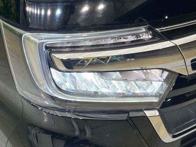 【LEDヘッドライト】悪天候や夜間走行時も良好な視界を確保し安心して運転できる高輝度LEDヘッドライトを装備！点灯速度が早く、消費電力も抑えられています。